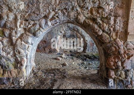 Innenansicht der alten Werft in der Burg von Alanya in Alanya, Antalya, Türkei am 3. April 2021. Stockfoto