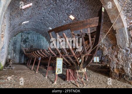 Innenansicht der alten Werft in der Burg von Alanya in Alanya, Antalya, Türkei am 3. April 2021. Stockfoto