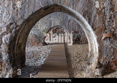 Innenansicht der alten Werft in der Burg von Alanya in Alanya, Antalya, Türkei am 3. April 2021. Stockfoto