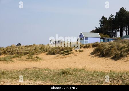 Strandhütten in den Sanddünen, Hunstanton, Norfolk, England. Stockfoto