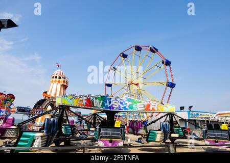 Verlassen wegen Covid 19. Fun Fair Ride im Rainbow Park Amusements, Hunstanton, Norfolk, England. Helter Skelter. Chapman und Söhne. Stockfoto