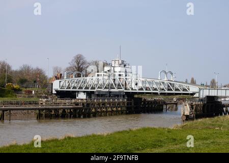 Crosskeys Swing Bridge über den Fluss Nene, Sutton Bridge, Lincolnshire, England Stockfoto