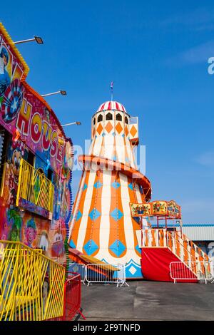 Verlassen wegen der covid Fun Fair Ride im Rainbow Park Amusements, Hunstanton, Norfolk, England. Helter Skelter. Stockfoto