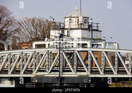 Crosskeys Swing Bridge über den Fluss Nene, Sutton Bridge, Lincolnshire, England Stockfoto