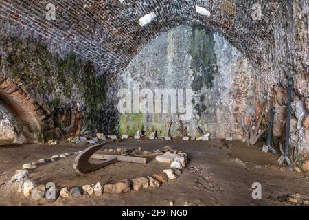 Innenansicht der alten Werft in der Burg von Alanya in Alanya, Antalya, Türkei am 3. April 2021. Stockfoto