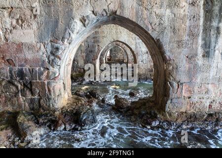 Innenansicht der alten Werft in der Burg von Alanya in Alanya, Antalya, Türkei am 3. April 2021. Stockfoto