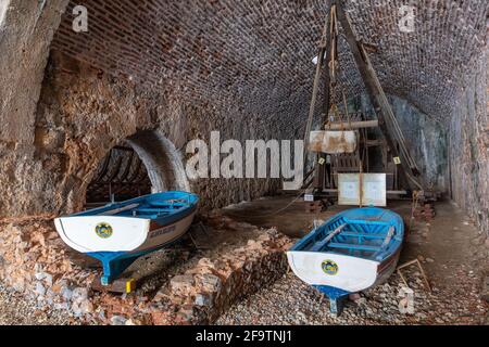 Innenansicht der alten Werft in der Burg von Alanya in Alanya, Antalya, Türkei am 3. April 2021. Stockfoto