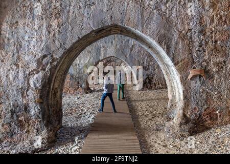 Innenansicht der alten Werft in der Burg von Alanya in Alanya, Antalya, Türkei am 3. April 2021. Stockfoto