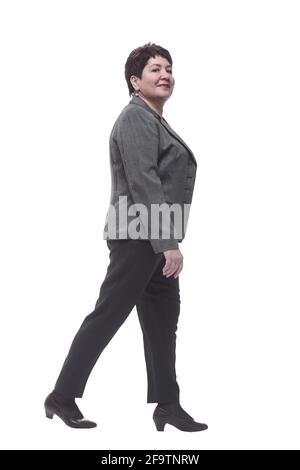 Seitenansicht. Legere Erwachsene Frau, die nach vorne tritt Stockfoto