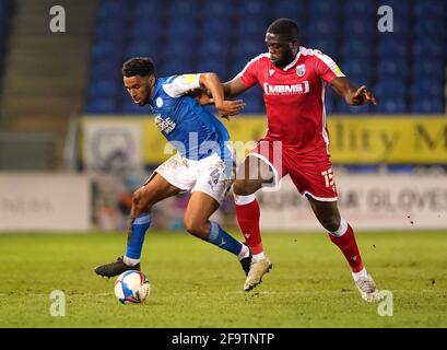 Nathan Thompson von Peterborough United (links) und John Akinde von Gillingham kämpfen während des Sky Bet League One-Spiels im Weston Homes Stadium, Peterborough, um den Ball. Bilddatum: Dienstag, 20. April 2021. Stockfoto