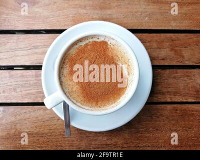 Sahlep (auch bekannt als Salep, Sahleb oder Sahlab), ein türkisches, im Nahen Osten heißes, cremiges Getränk, das mit Zimt serviert wird. Es ist im Winter beliebt. Stockfoto