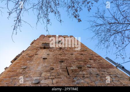 Nahaufnahme des historischen Kizil Kule, Red Tower, in der Burg von Alanya während der Tage der Coronavirus-Pandemie in Alanya, Antalya, Türkei am 3,2021. April Stockfoto