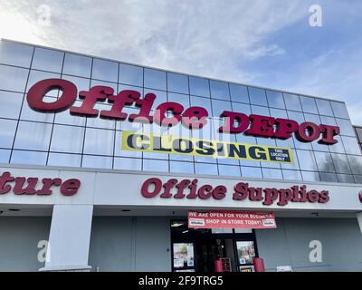 FRESNO, USA - 12. Apr 2021: Ein Foto eines Office Depot Stores mit einem gelben Schließschild an der Vorderseite des Stores an einem sonnigen Tag Stockfoto