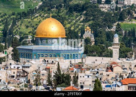 Die Kuppel des Felsens mit ihrer goldenen Kuppel auf Jerusalems Tempelberg und Ölberg mit der Kirche der heiligen Maria Magdalena, vom Turm Davids aus gesehen Stockfoto