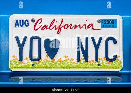 California Vanity Plate bedeutet, dass Sie NYC lieben, haben SIE EIN Herz-Special-Interest-Nummernschild mit stilisierten Mohnblumen, kalifornische Staatsblume Stockfoto