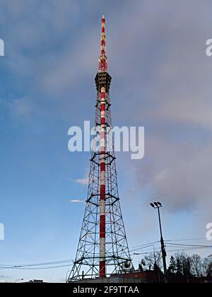 Fernsehübertragung Turm über blauem Himmel Hintergrund. St. Petersburg, Russland Stockfoto