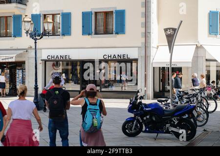 Zentral in Chamonix mit luxuriösem Chanel Haute Couture-Bekleidungsgeschäft Stockfoto