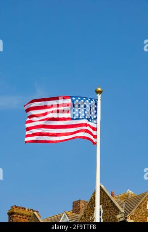 Vereinigte Staaten von Amerika Sterne und Streifen Flagge fliegen am war Memorial. Hunstanton, Norfolk, England. Stockfoto