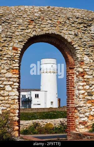 Leuchtturm durch den Bogen der St. Edmunds Kapelle gesehen. Hunstanton, Norfolk, England. Stockfoto