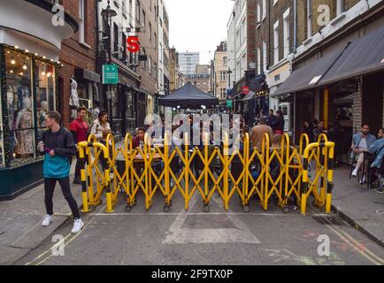 London, Großbritannien. April 2021. Belebte Restaurants und Bars in der Bateman Street, Soho.mehrere Straßen im Zentrum von London wurden zu bestimmten Tageszeiten für den Verkehr gesperrt, um Sitzplätze im Freien in Bars und Restaurants zu ermöglichen. Kredit: Vuk Valcic/SOPA Images/ZUMA Wire/Alamy Live Nachrichten Stockfoto