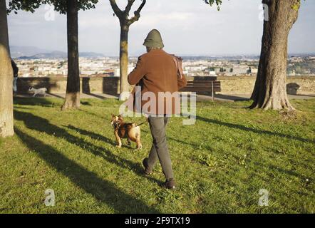 Mann joggt entlang der panoramischen venezianischen Mauern in Bergamo, Lombardei, Italien. Stockfoto