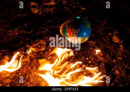 Nahaufnahme des Globus im Feuer auf dem Boden von Verlassene Gebäude Stockfoto