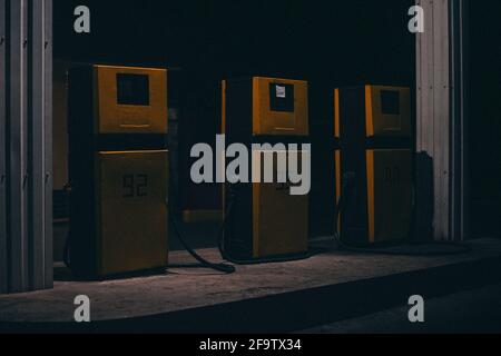 Nachtfoto einer alten verlassenen Tankstelle im Retro-Stil. Stockfoto