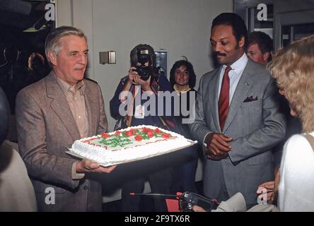 Washington, DC., USA, 29,1984. September Präsidentschaftskandidat Walter Mondale und der Reverend Jesse Jackson feiern in seinem Wahlkampfquartier die Geburtstagsfeier eines Mondale-Stabes Stockfoto