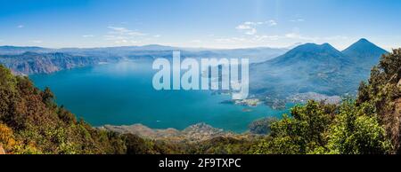 Atitlan See in Guatemala, aufgenommen vom Vulkan San Pedro. Vulkane Cerro de Oro, Toliman, Atitlan auf der rechten Seite. Stockfoto