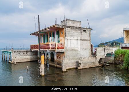 Gebäude teilweise untergetaucht wegen des steigenden Niveaus des Atitlan Sees in San Pedro La Laguna Dorf, Guatemala Stockfoto