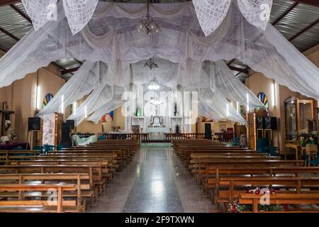 SAN MARCOS LA LAGUNA, GUATEMALA - 24. MÄRZ 2016: Innenraum einer Kirche im Dorf San Marcos La Laguna, Guatemala Stockfoto