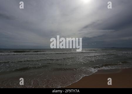 Küste in Chonburi Provinz Tag Zeit der touristischen Attraktionen im Osten Thailands, tropisches Meer bei einem sonnigen Wetter zu klar. Stockfoto