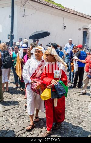 ANTIGUA, GUATEMALA - 27. MÄRZ 2016: Teilnehmer der Prozession am Ostersonntag in Antigua Guatemala-Stadt. Stockfoto