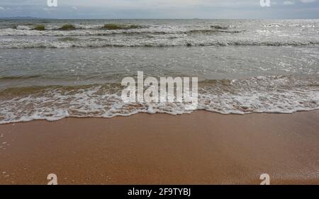 Küste in Chonburi Provinz Tag Zeit der touristischen Attraktionen im Osten Thailands, tropisches Meer bei einem sonnigen Wetter zu klar. Stockfoto