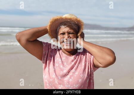 Porträt einer älteren afroamerikanischen Frau, die am Strand lächelt Stockfoto