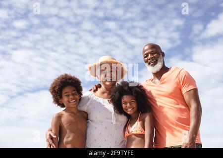 Porträt afroamerikanischer Großeltern und Enkelkinder, die lächeln Strand Stockfoto