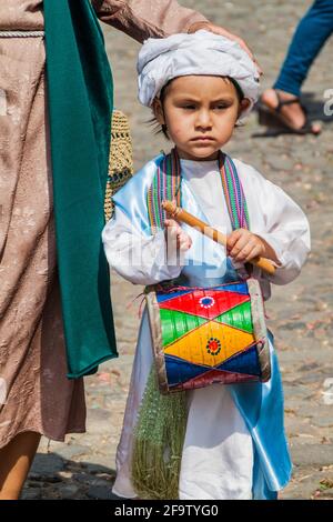 ANTIGUA, GUATEMALA - 27. MÄRZ 2016: Teilnehmer der Prozession am Ostersonntag in Antigua Guatemala-Stadt. Stockfoto