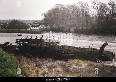 Ein altes Holzboot, das zerfällt und verfällt Ebbe Stockfoto