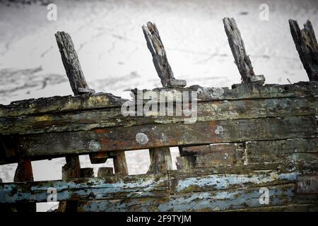 Ein altes Holzboot, das zerfällt und verfällt Ebbe Stockfoto