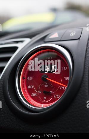 Ein optionaler Porsche Runde Timer mit digitaler Uhr auf dem Armaturenbrett EINES Porsche Cayman GTS 2015. Stockfoto