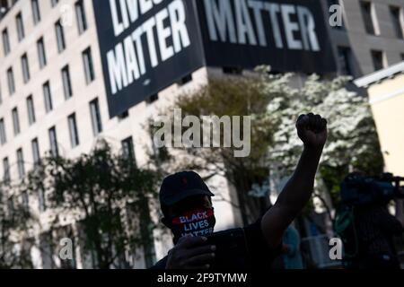 Ein Mann hebt seine Faust, während die Menschen auf das Urteil in der Verhandlung gegen den ehemaligen Minnesota-Polizeibeamten Derek Chauvin am Black Lives Matter Plaza auf der 16th Street NW in Washington, DC, Dienstag, 20. April 2021 reagieren. Derek Chauvin wurde in allen drei Anklagepunkten für den Mord an George Floyd verurteilt. Kredit: Rod Lamkey/CNP Verwendung weltweit Stockfoto