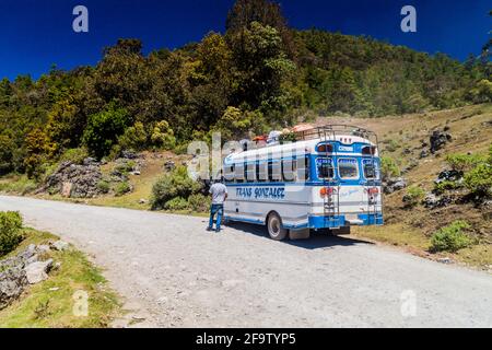 SAN MATEO IXTATAN, GUATEMALA - 19. MÄRZ 2016: Lokaler Bus auf einer Straße San Mateo Ixtatan - Yalambojoch. Stockfoto