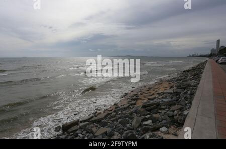 Küste in Chonburi Provinz Tag Zeit der touristischen Attraktionen im Osten Thailands, tropisches Meer bei einem sonnigen Wetter zu klar. Stockfoto