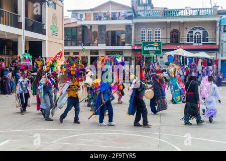 SANTIAGO ATITLAN, GUATEMALA - 24. MÄRZ 2016: Ureinwohner in bunten Kleidern vor der Kirche in Santiago Atitlan. Stockfoto