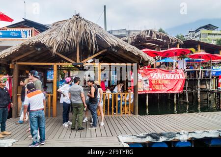 SANTIAGO ATITLAN, GUATEMALA - 24. MÄRZ 2016: Holzsteg im Dorf Santiago Atitlan Stockfoto