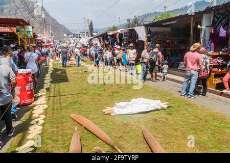 PANAJACHEL, GUATEMALA - 25. MÄRZ 2016: Menschen schmücken Osterteppiche im Dorf Panajachel, Guatemala Stockfoto