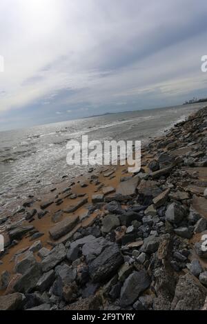 Küste in Chonburi Provinz Tag Zeit der touristischen Attraktionen im Osten Thailands, tropisches Meer bei einem sonnigen Wetter zu klar. Stockfoto