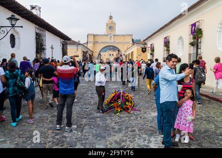 ANTIGUA, GUATEMALA - 25. MÄRZ 2016: Menschenmassen auf der Straße in Antigua Guatemala-Stadt, Guatemala. Santa Catalina Arch sichtbar. Stockfoto