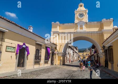 ANTIGUA, GUATEMALA - 26. MÄRZ 2016: Blick auf den Santa Catalina Arch in Antigua Guatemala-Stadt, Guatemala. Stockfoto