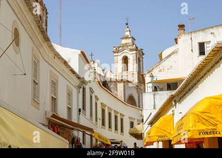 Glockenturm der barocken St.-Antonius-Kirche (Igreja de Santo Antonio) aus dem 18. Jahrhundert, Lagos, eine beliebte historische Stadt an der Algarve im Südwesten Portugals Stockfoto